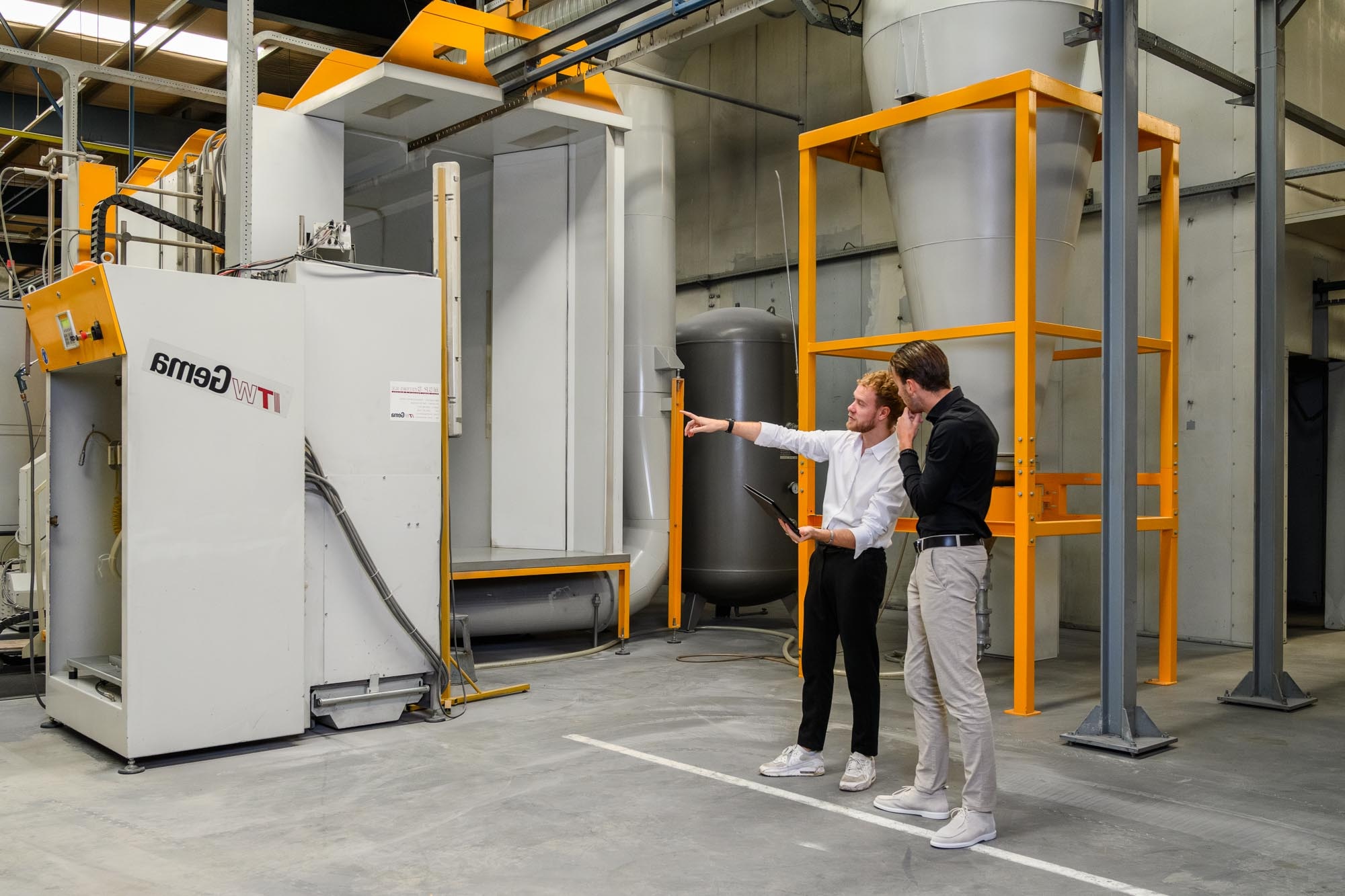Overse-consultants in gesprek bij een opdrachtgever